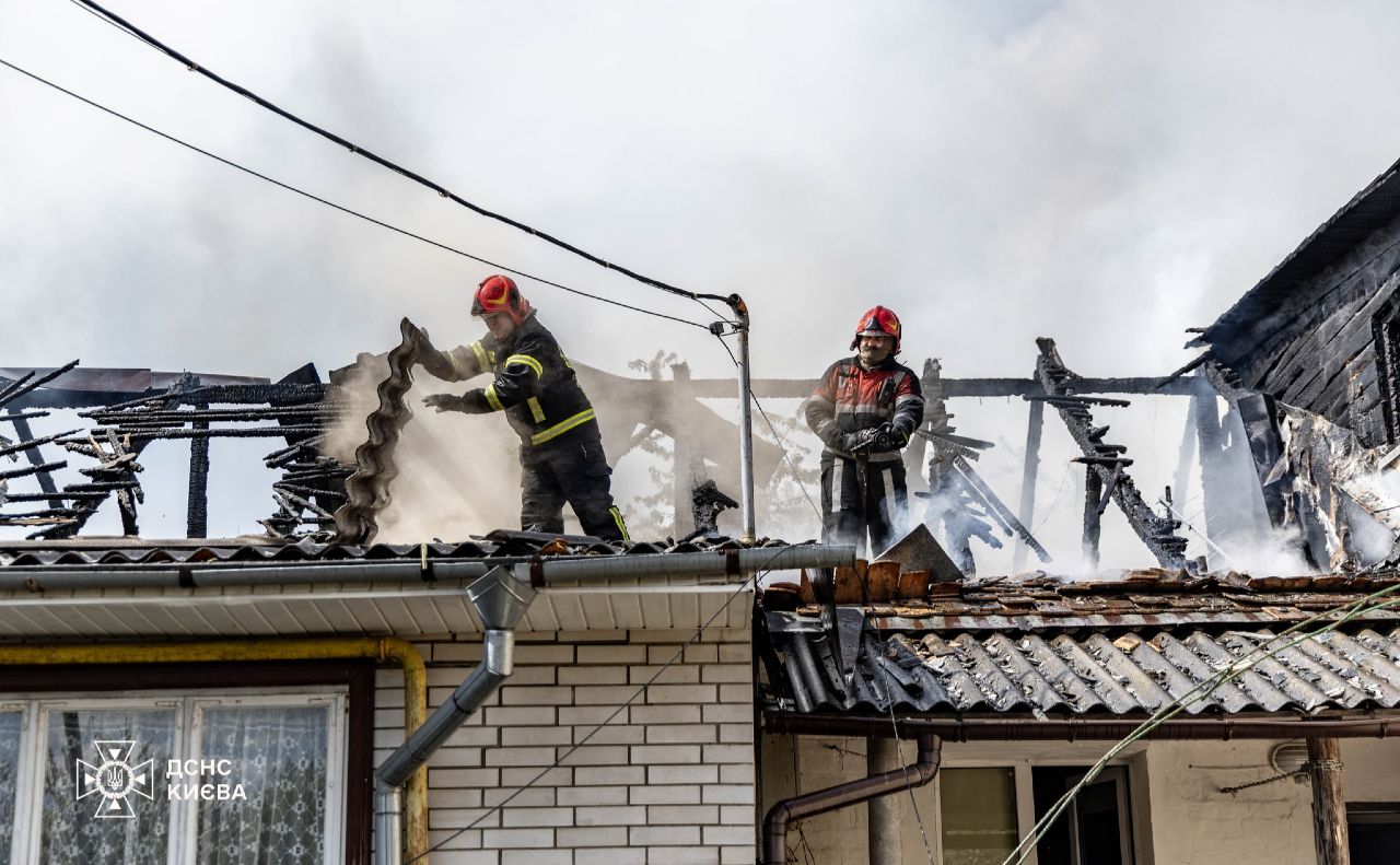 Вогнеборці гасять полум’я на даху. Фото: ДСНС у м.Києві