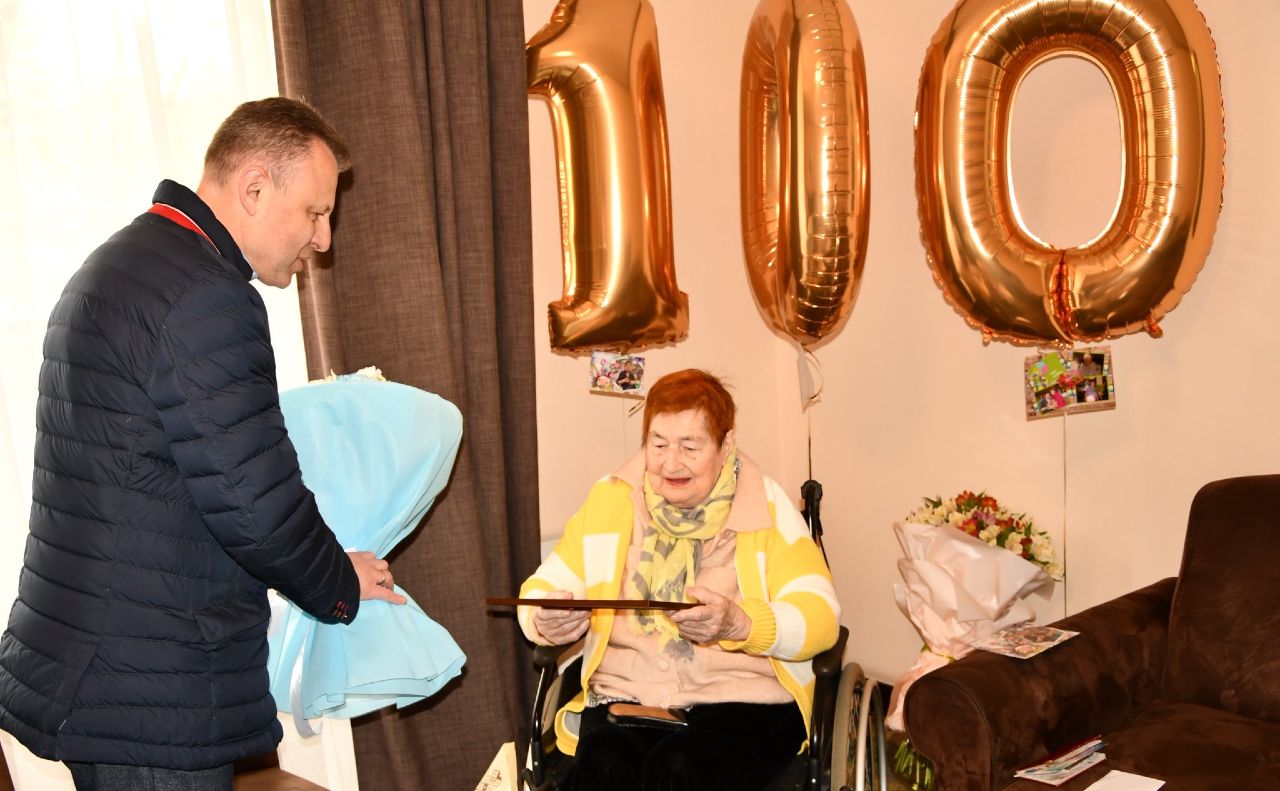 Ірину Распутняк вітають від Голосіївської РДА. Фото: фейсбук Голосіївська РДА