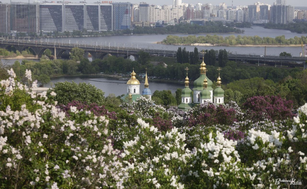 З алеї Ботсаду відкриваються мальовничі пейзажі на Дніпро та Видубицький монастир. Фото: Борис Корпусенко