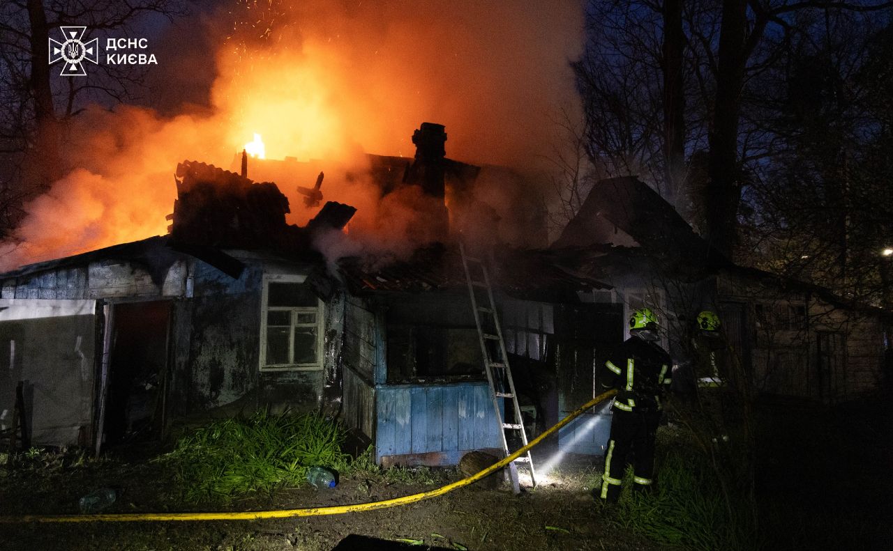 На місці події працювали 30 рятувальників