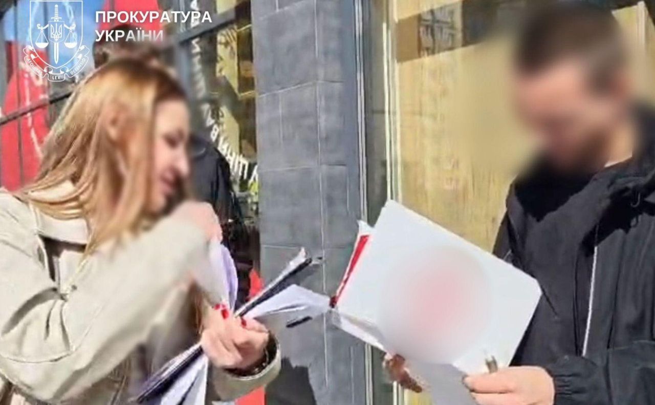Клієнтка ще кілька разів передавала ділку готівку