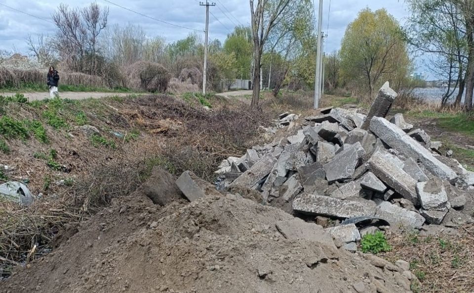 Біля озера Заплавне виявили звалище. Фото: Держекоінспекція Столичного округу