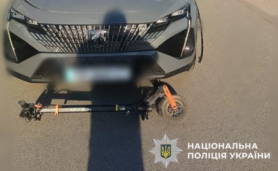 З електросамокатом зіткнувся водій Peugeot. Фото: поліція Київщини