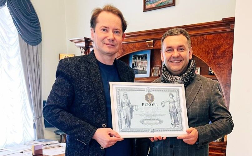 Михайло Швед та Максим Гусак з дипломом від Національного реєстру рекордів України. Фото: Національна філармонія України