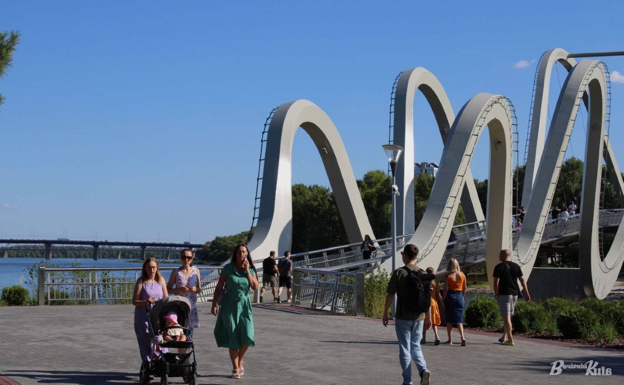 Міст-хвиля веде на Оболонський острів. Фото: Саша Плакіна