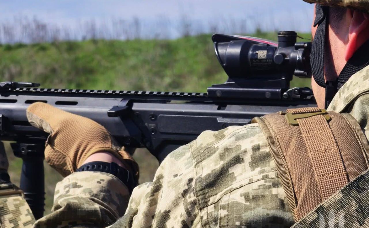 Військовий ЗСУ б’є ворога. Фото: Генштаб
