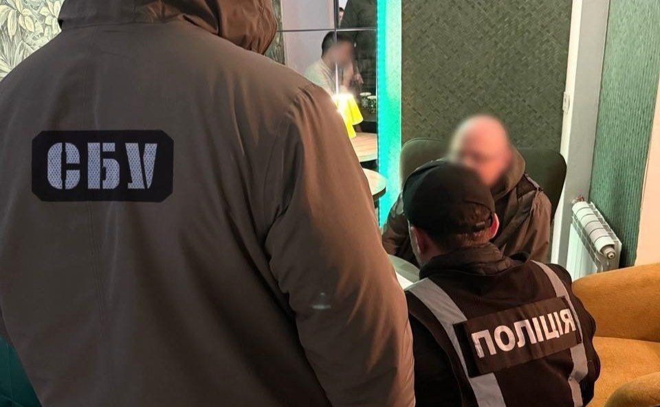 Момент затримання одного з шахраїв. Фото: Поліція Києва