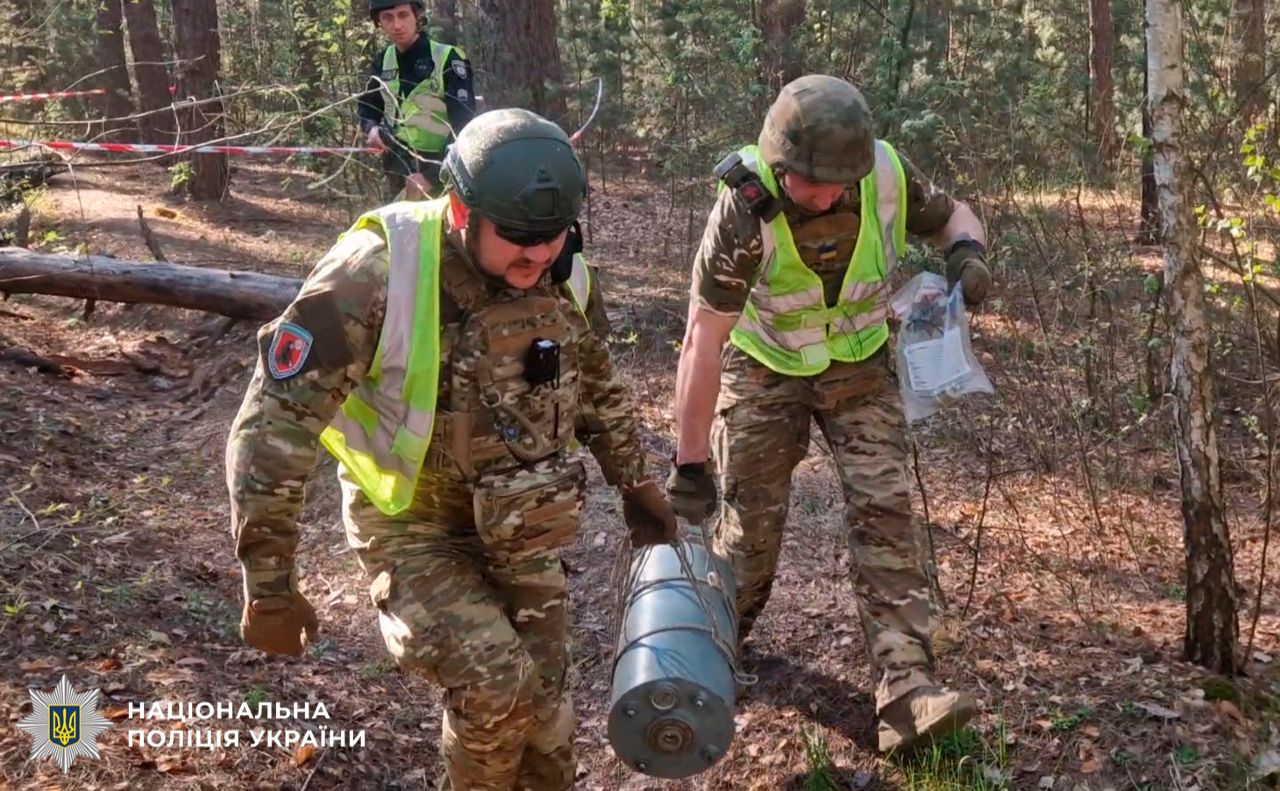 Поліцейські та знайдена бойова частина безпілотника. Фото: Національна поліція України