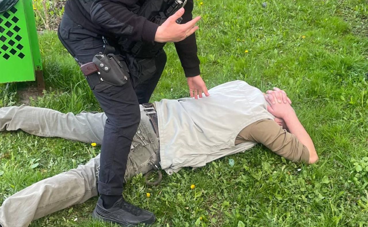 У підозрюваного вилучили «лимонку» без запалу. Фото: Муніципальна охорона