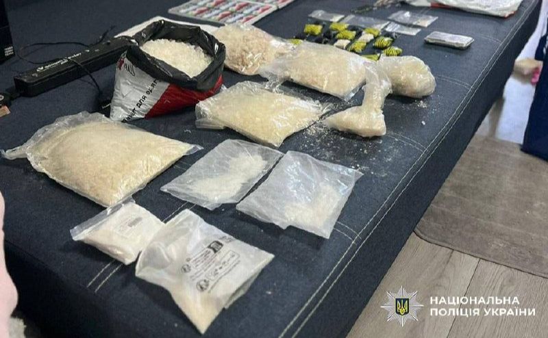 Знайдені під час обшуку психотропи. Фото: Національна поліція України