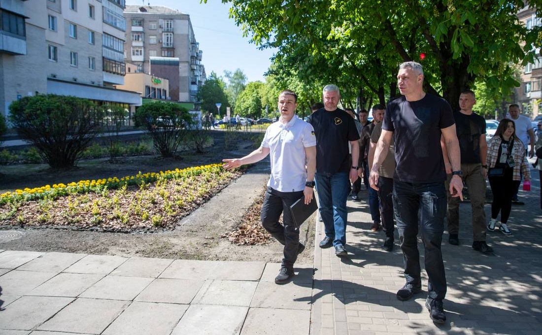 Віталій Кличко оглядає прибрані локації. Фото: тг-канал Віталія Кличка