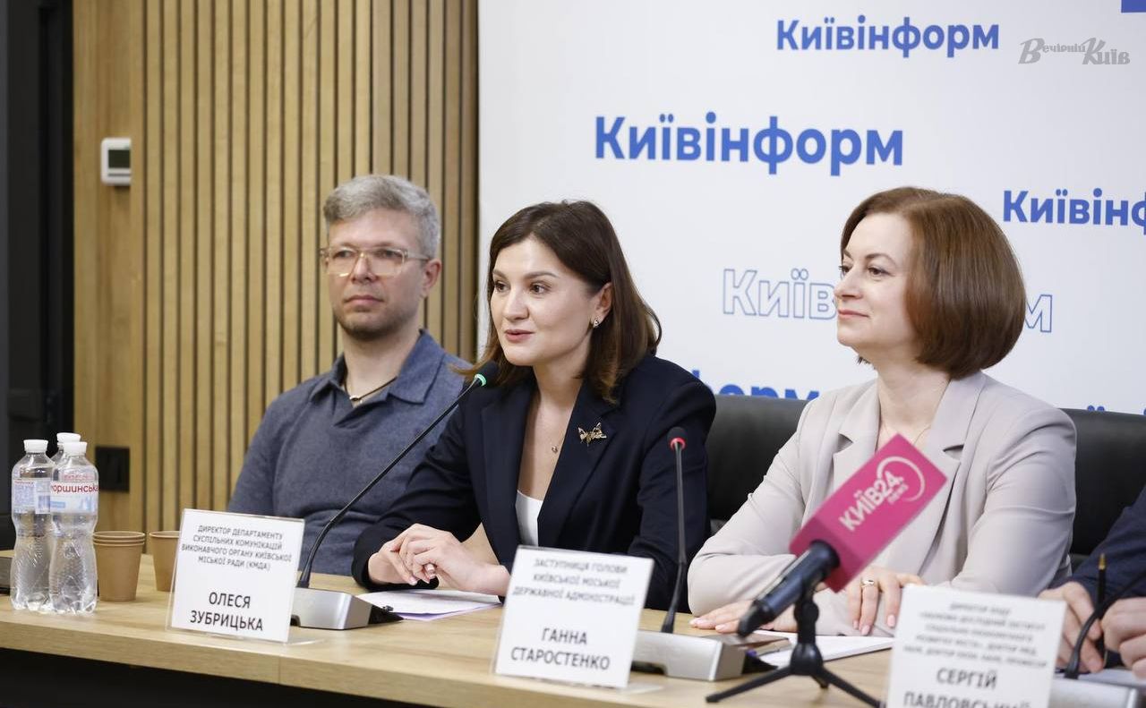 Ганна Старостенко, заступниця голови КМДА, депутатка КМР (від «УДАРу»), Олесія Зубрицька, директорка департаменту суспільних комунікацій КМДА, депутатка КМР (від «УДАРу»), Леонід Ємець, проректор університету Грінченка. Фото: Борис Корпусенко