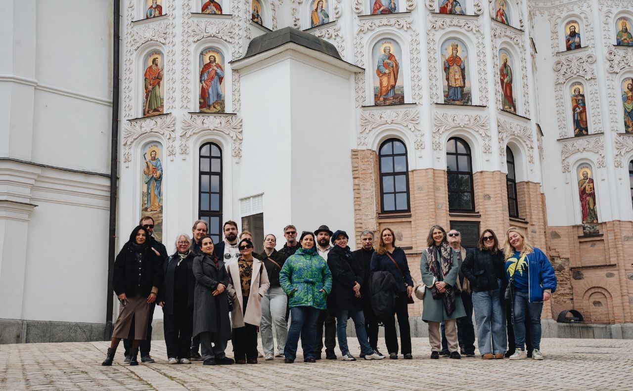 Представники дипломатичного корпусу біля храму Спаса на Берестові. Фото: НЗ Києво-Печерська лавра, фейсбук