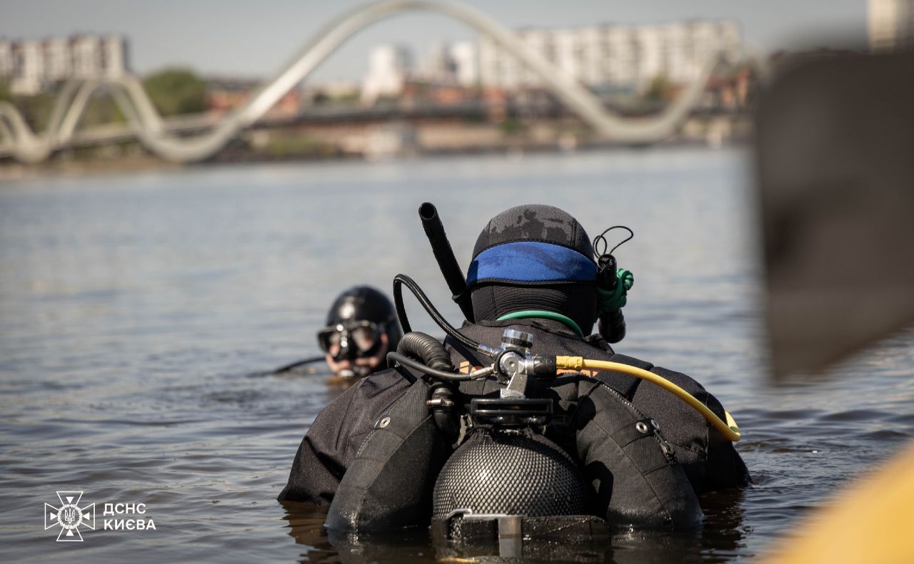 Водолаз погружається у Дніпро. Фото: ДСНС