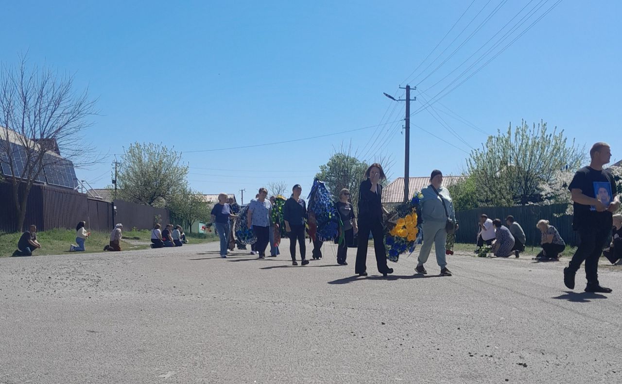 Траурна процесія під час похорону Володимира Борисенка у селі Нова Буда. Фото: фейсбук сторінка Нова Буда
