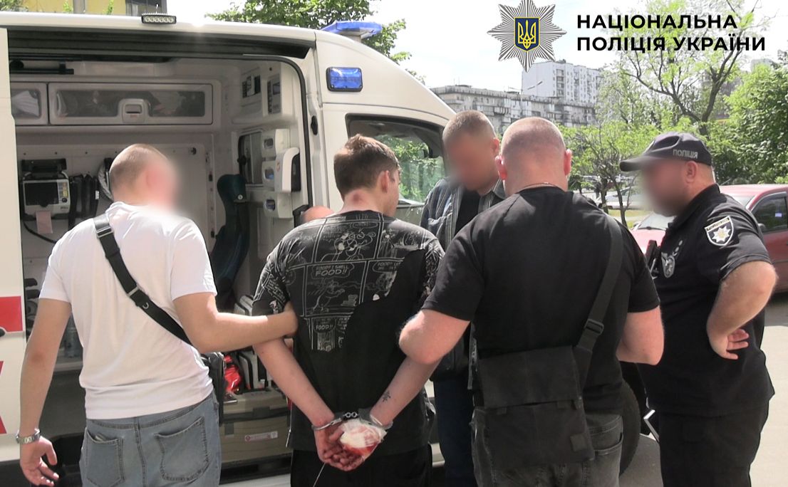 Поліція затримала підозрюваного у квартирі за підтримки спецназу. Фото: Поліція Києва