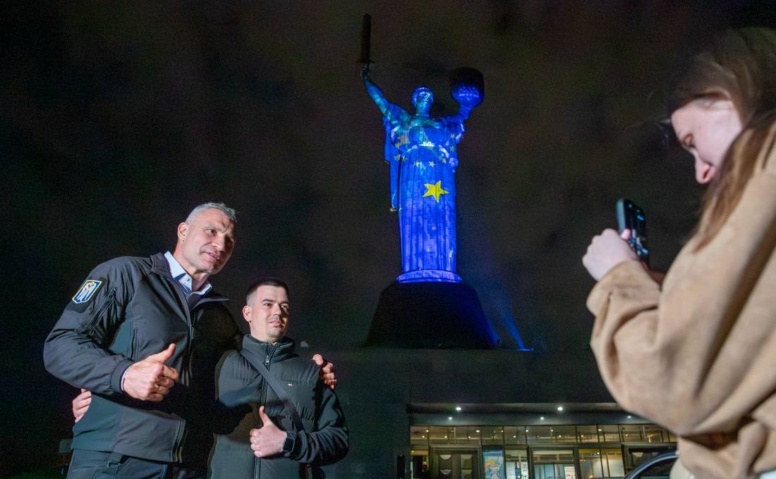 Віталій Кличко біля монументу. Фото: тг-канал Віталія Кличка