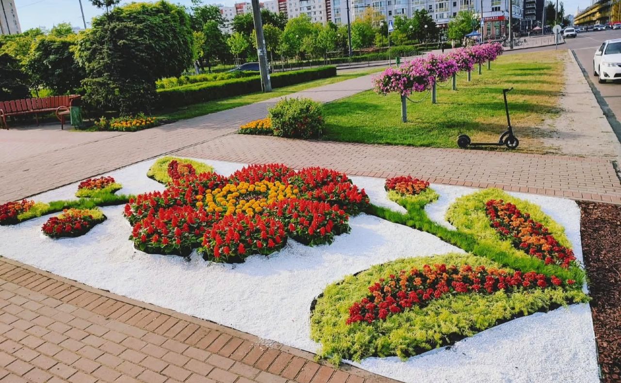 Клумба розташована вздовж вулиці Левка Лук’яненка. Фото: КП УЗН Оболонського району