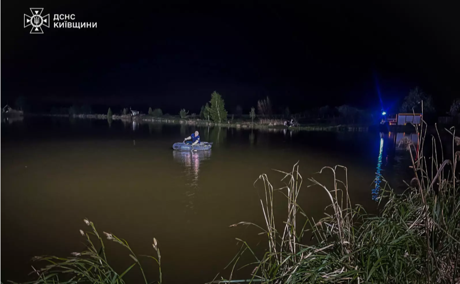 Тіло загиблого доправили на берег. Фото: ДСНС Київщини
