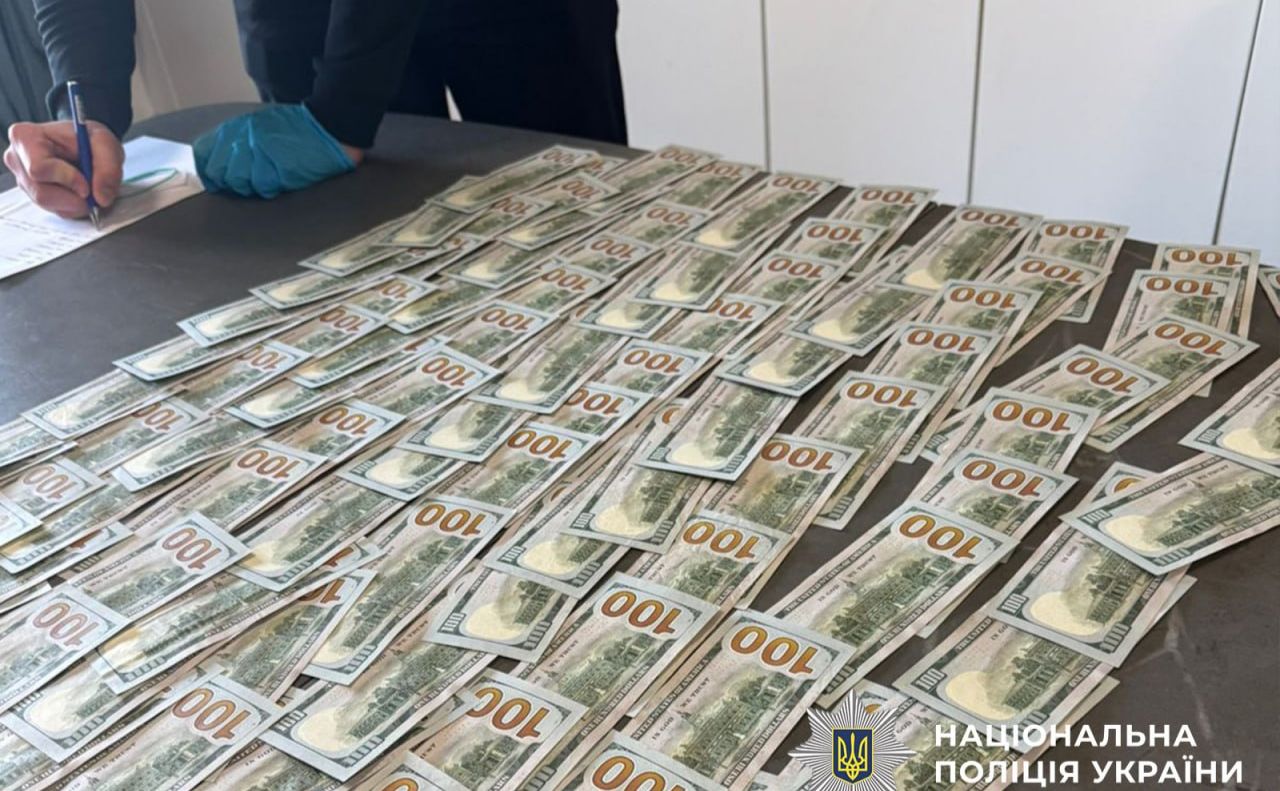 При обшуку знайшли десятки тисяч доларів, євро та мільйони гривень. Фото: Нацполіція