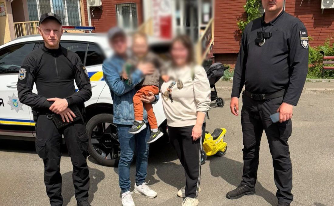 Поліцейські та родина із маленьким згубою. Фото: поліція києва