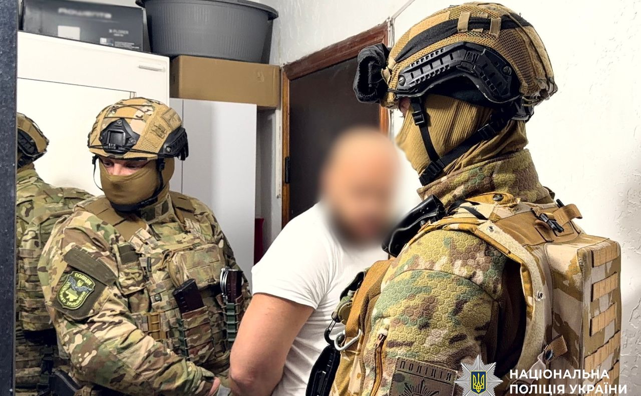 За свої «послуги» фігуранти отримували від 2 до 3 тисяч доларів США з кожного клієнта. Фото: поліція Київщини