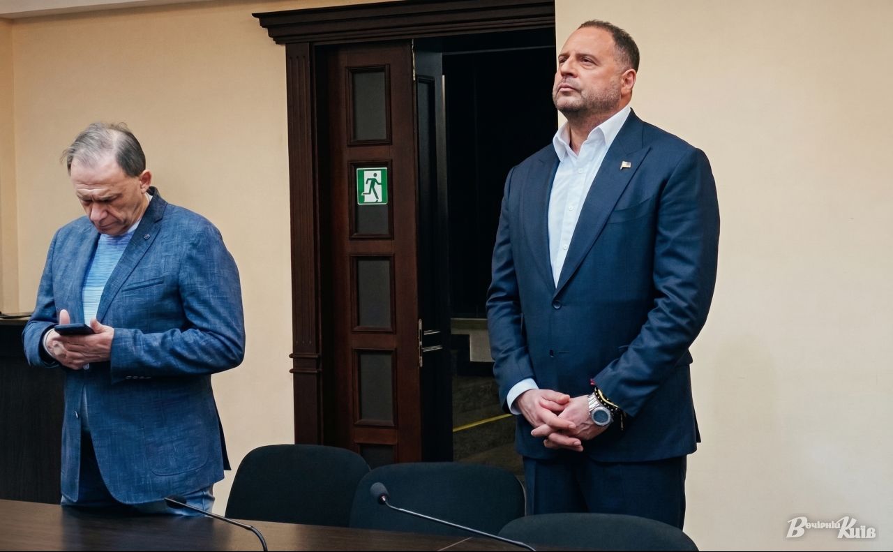 Андрій Єрмак з адвокатом Ігорем Фоміним на засіданні ВАКС. Фото: Владислав Мошківський