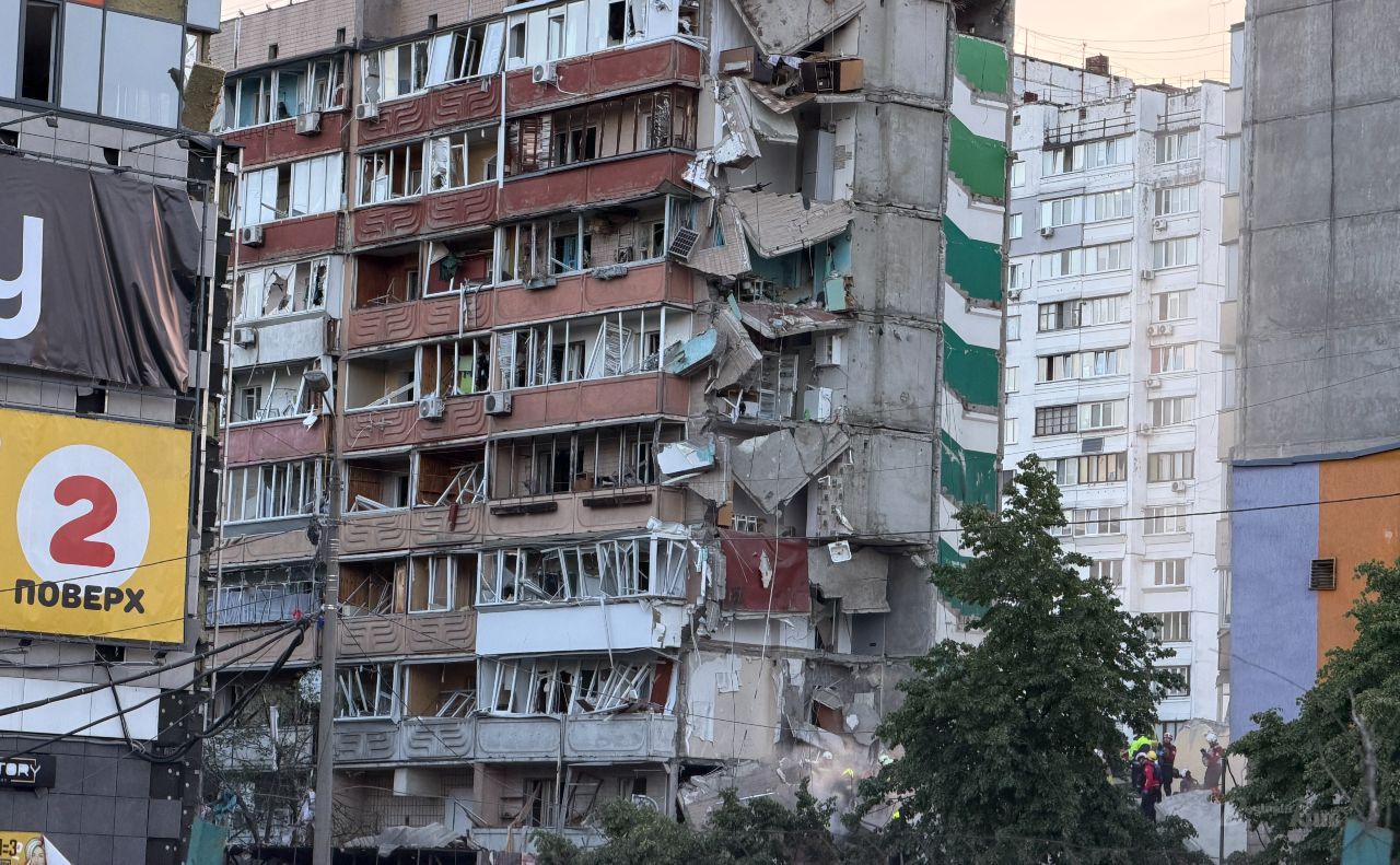 Будинок, де зруйнувався під час обстрілу під’їзд. Фото: Даша Гришина