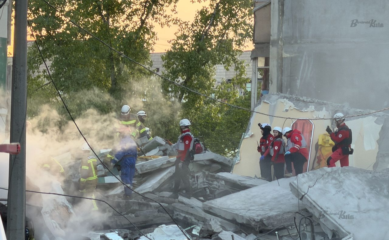 На місці зруйнованого фасаду будинку у Дарницькому районі. Фото: Даша Гришина