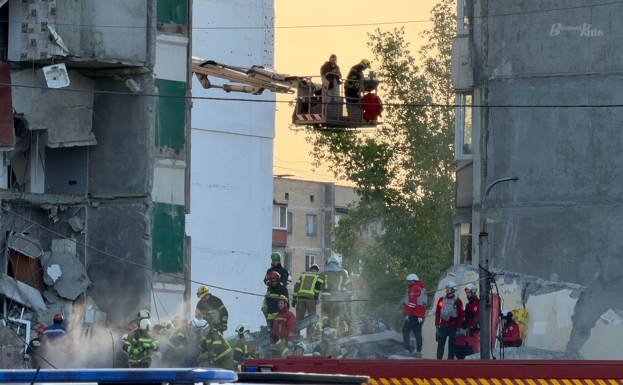 Фото «Вечірнього Києва» з Дарницького району, де обвалився через атаку рф, цілий під’їзд багатоповерхівки. Фото: Даша Гришина