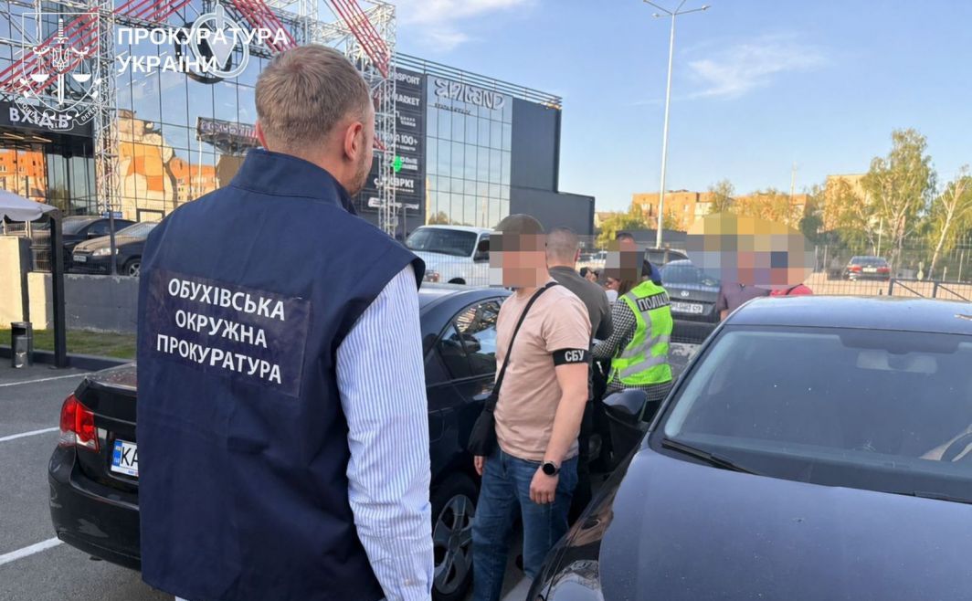 Правоохоронці в Обухові під час викриття схеми з довідками. Фото: Прокуратура України