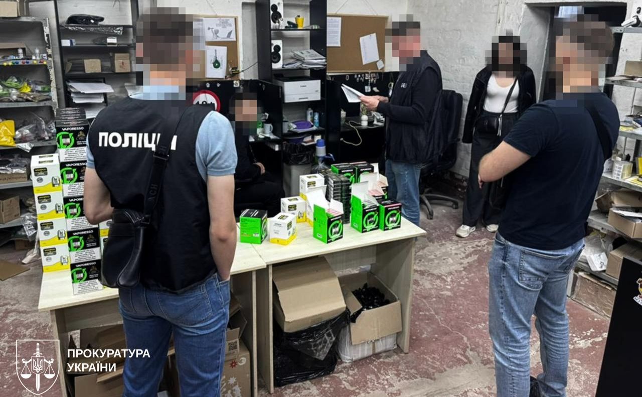Під час обшуків тіньовогу ринку вейпів. Фото: Прокуратура України