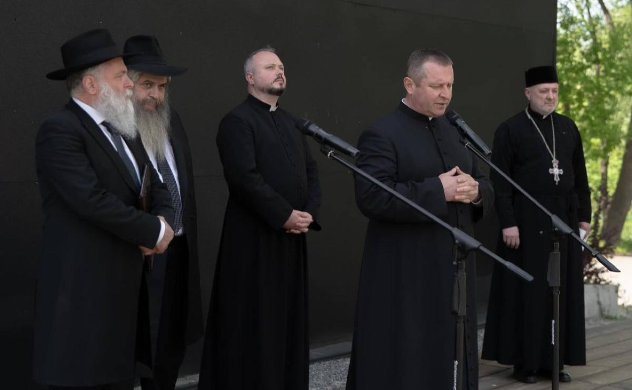 Представники духовенства різних конфесій вшановують пам’ять Праведників у «Бабиному Яру». Фото: Інститут національної пам’яті