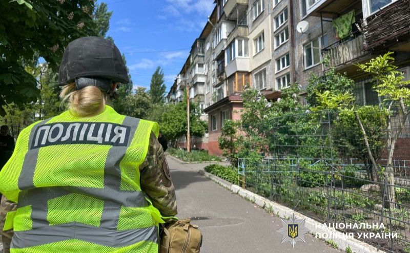 Поліція Києва забезпечує безпеку мешканців під час інциденту в Шевченківському районі. Фото: Національна поліція України