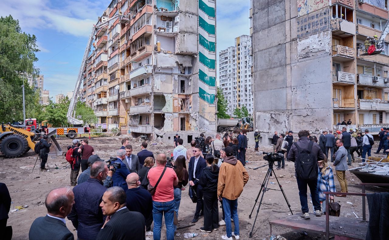 Дипломати на місці влучання. Фото: МЗС
