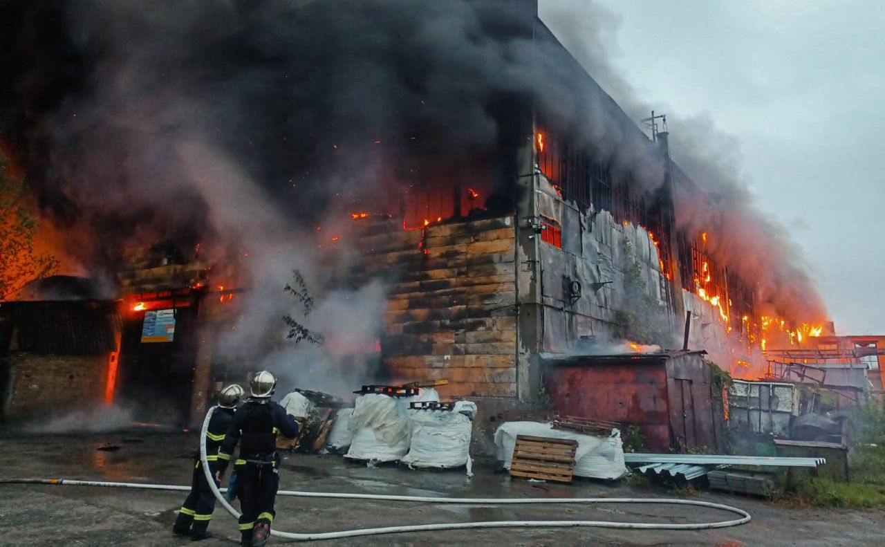 Горіло підприємство з виробництва меблів. Фото ДСНС