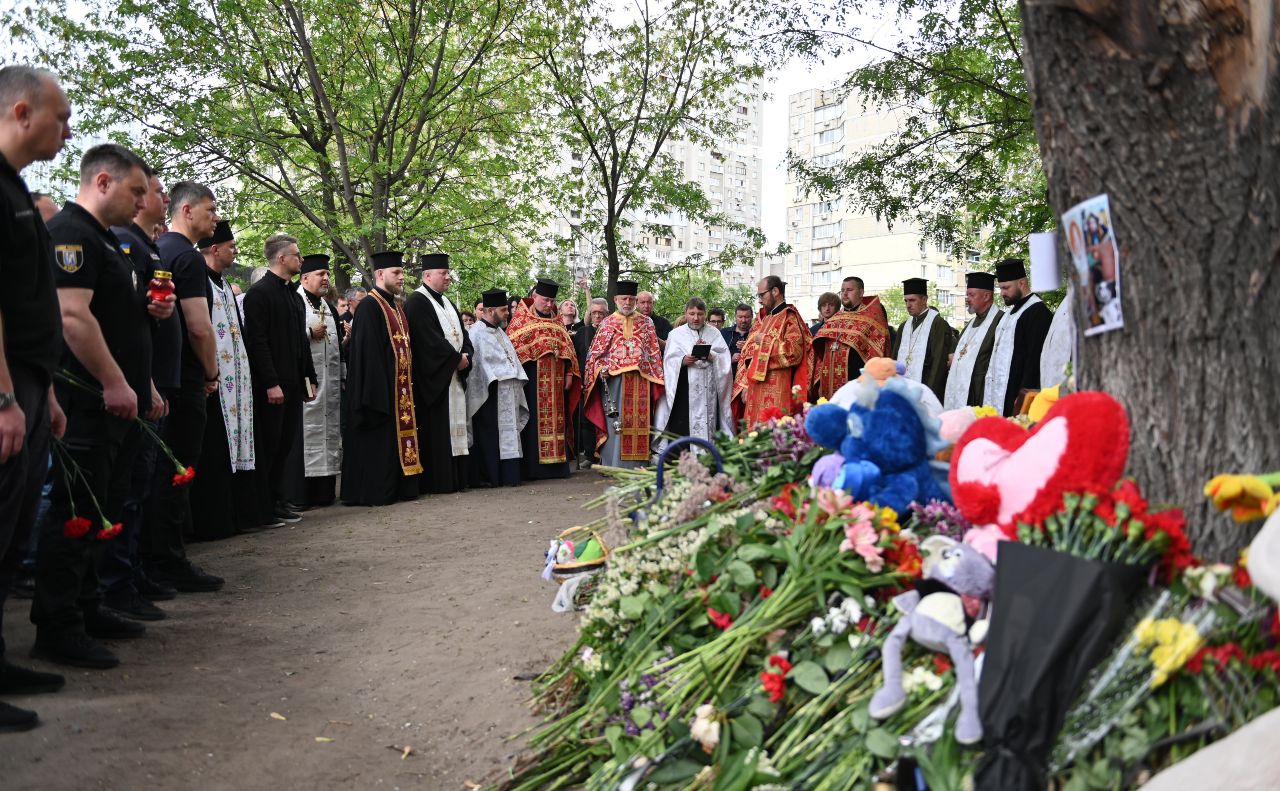 Спільна молитва за невинно вбитими: у Дарницькому районі провели панахиду на місці трагедії. Фото зі сторінки О. Ковтунова/Facebook
