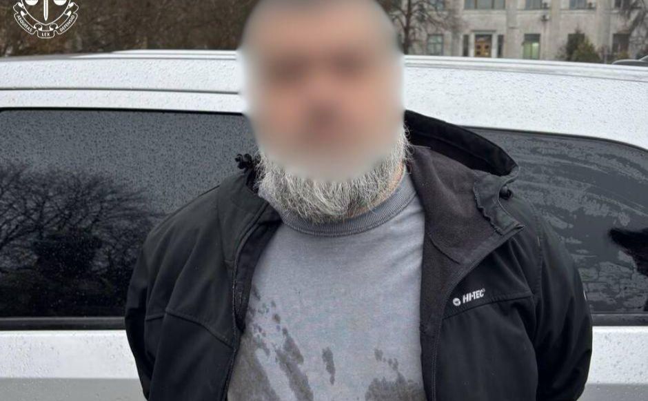 Зловмиснику, який намагався пограбувати обмінник через борги, загрожує до 15 років тюрми. Фото: Київська міська прокуратура