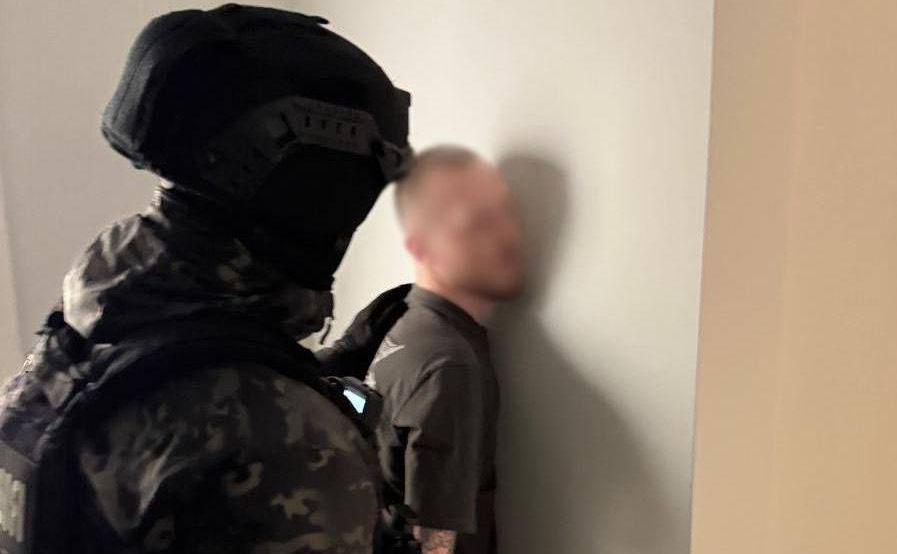 Затримання на гарячому: поліцейські Києва викрили зловмисника, який продавав «місця в тилу» за 3 500 доларів. Фото: Національна поліція України