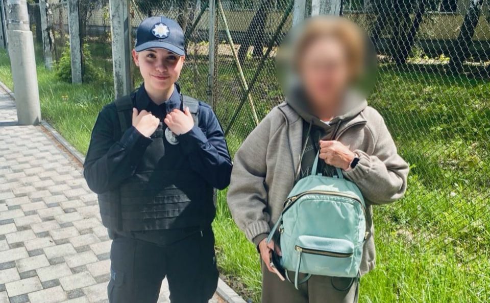 Жінці повернули рюкзак з особистими речами та документами. Фото: Патрульна поліція Києва