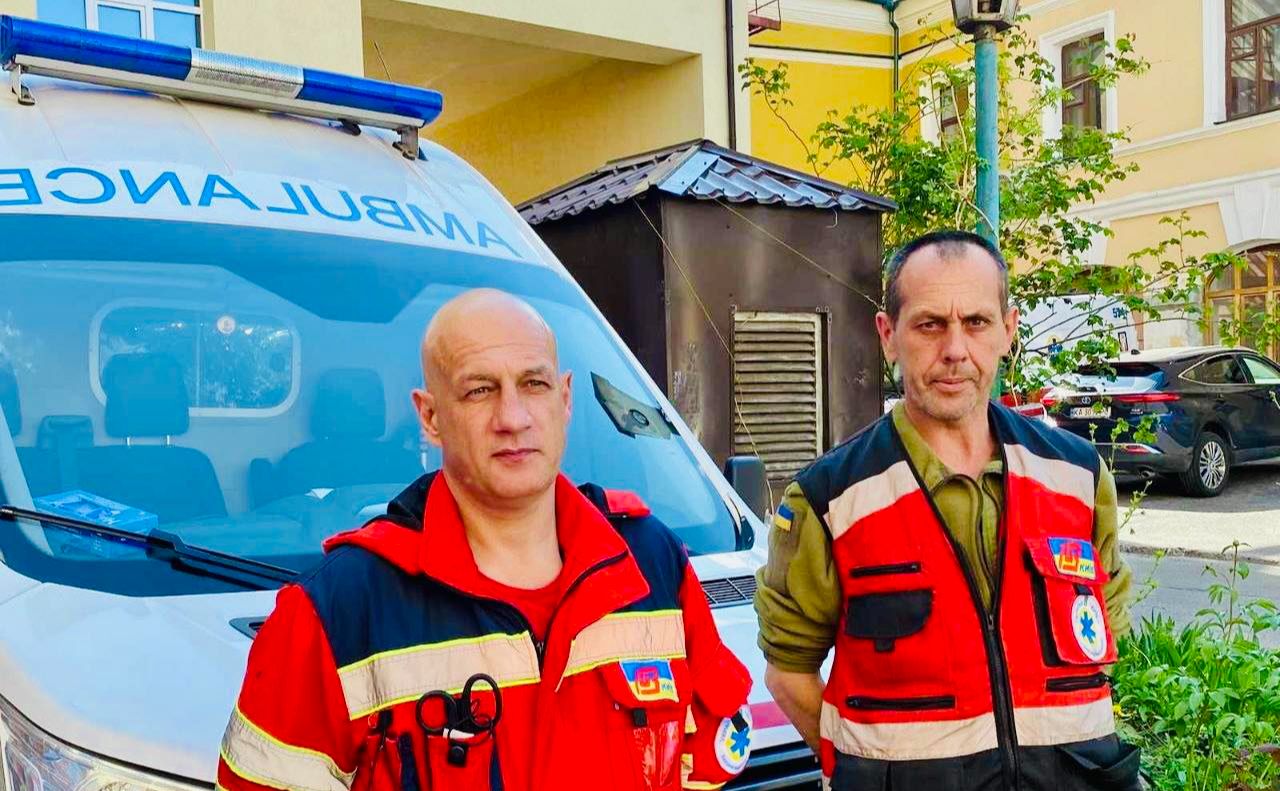 Бригада ЕМД, яка врятувала життя чоловіка.