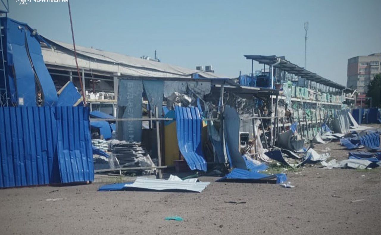 на місці удару. Фото: ГУ ДСНС в Чернігівській області