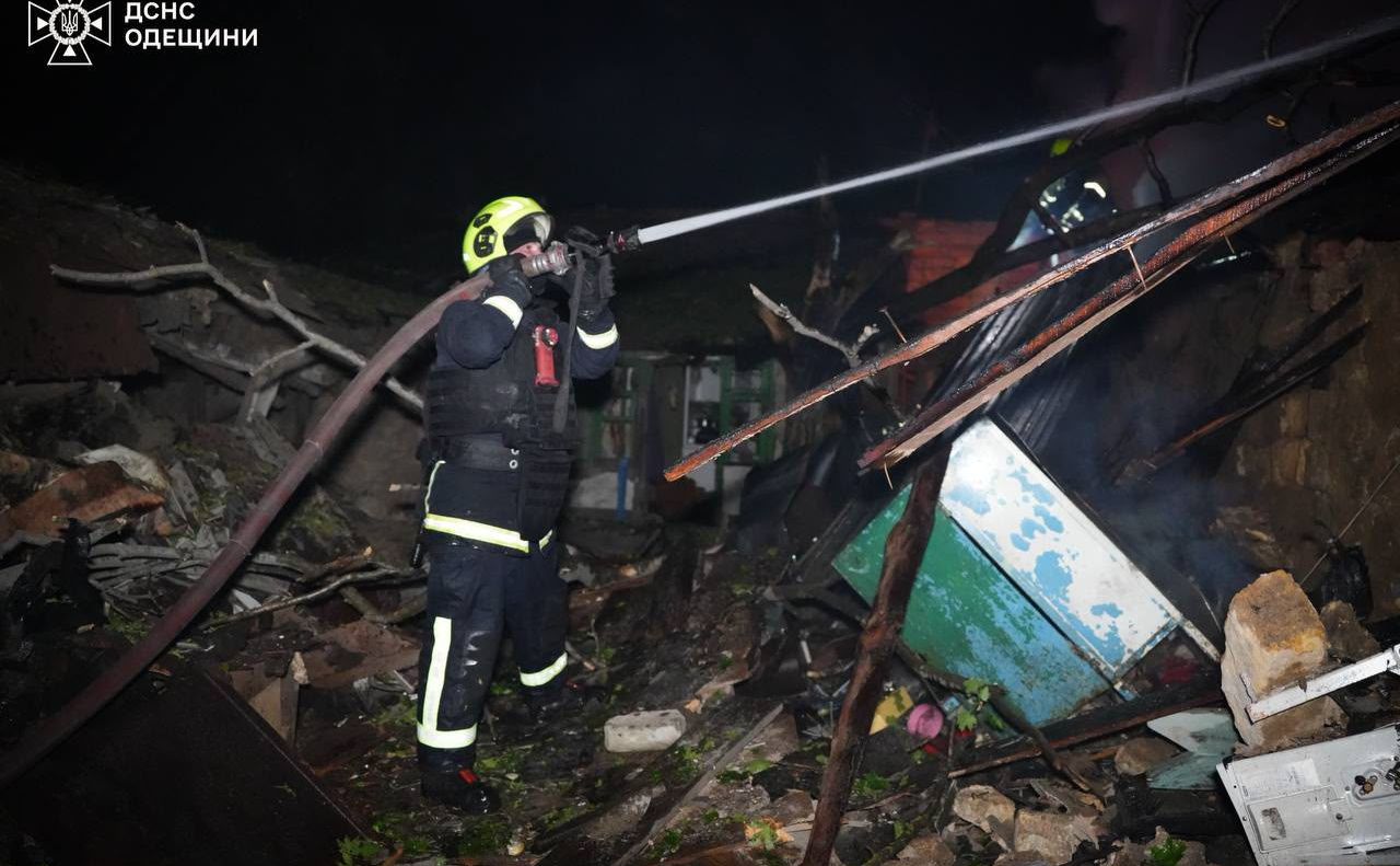 Рятувальник ліквідовує пожежу, що виникла внаслідок атаки російських безпілотників у Одесі. Фото: ДСНС