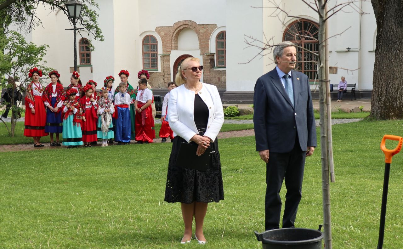 У Софії Київській висадили дуб. Фото: НЗ «Софія Київська»