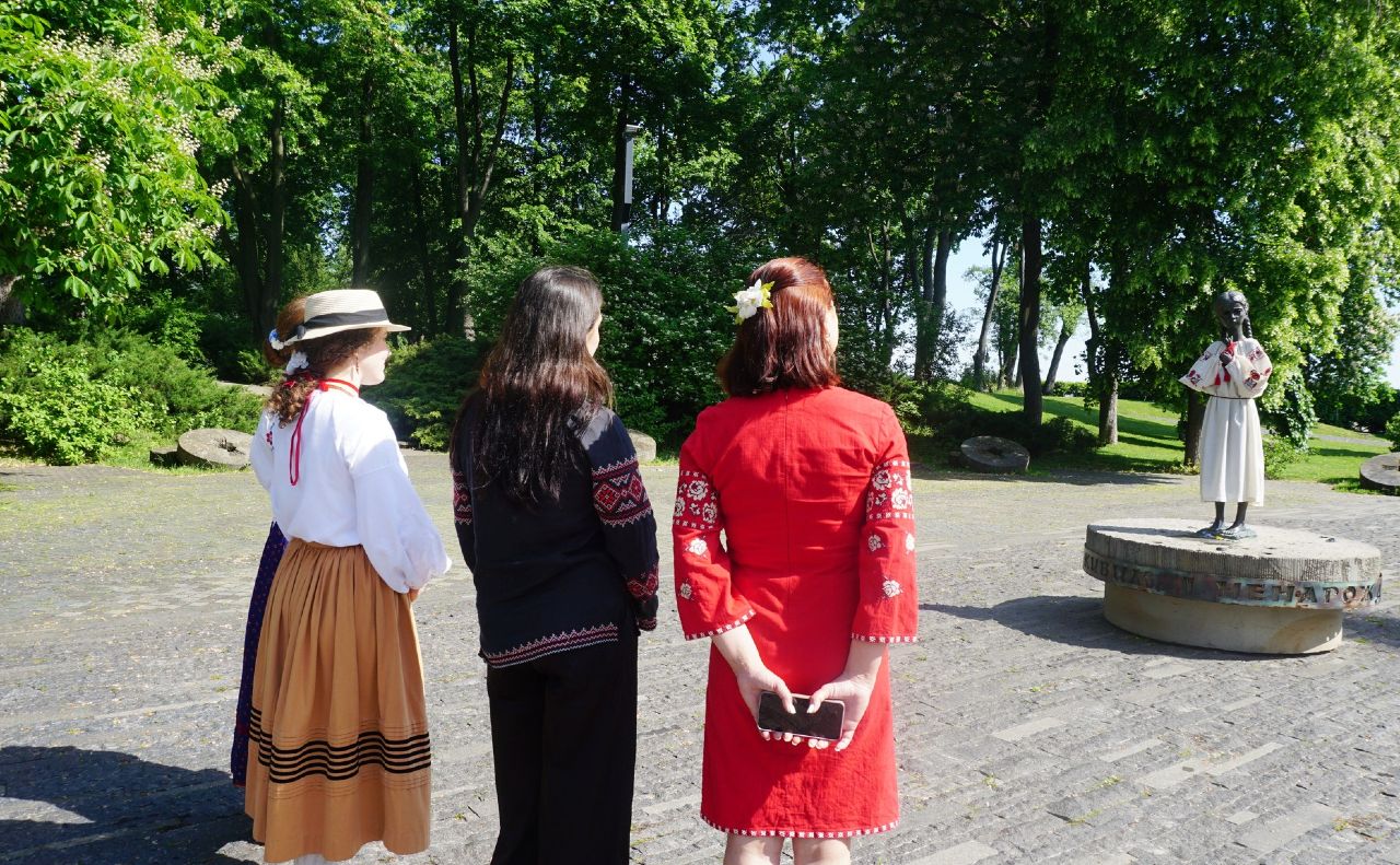 «Дівчинку з колосками» перевдягли у вишиванку. Фото: Музей Голодомору