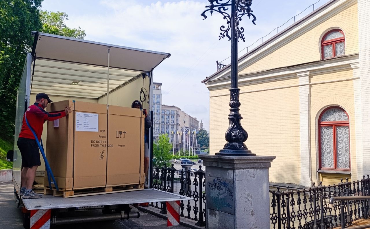 Передача інструменту. Фото: Національна філармонія України
