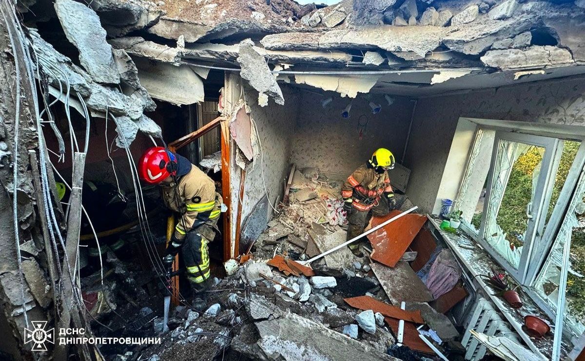 Рятувальники у зруйнованій вибухом багатоповерхівці на Дніпропетровщині. Фото: ДСНС
