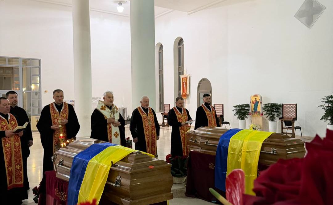 Молитва біля трун з прахом полковника ОУН Андрія Мельника та його дружини Софії. Фото: Патріарший собор УГКЦ, фейсбук