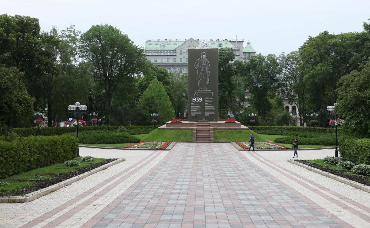 Навколо пам’ятника Тарасові Шевченку спорудили спеціальне укриття. Фото: Борис Корпусенко