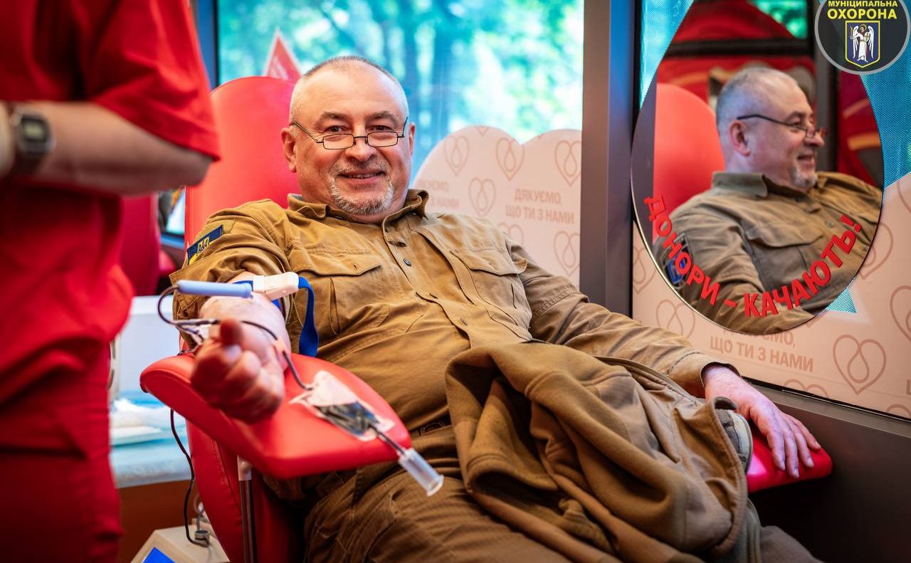 Донор, який прийшов здати кров для пацієнтів Інституту серця. Фото: КО «Муніципальна охорона